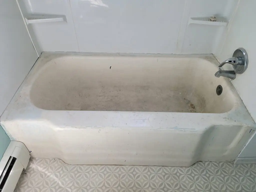 Dirty, white bathtub