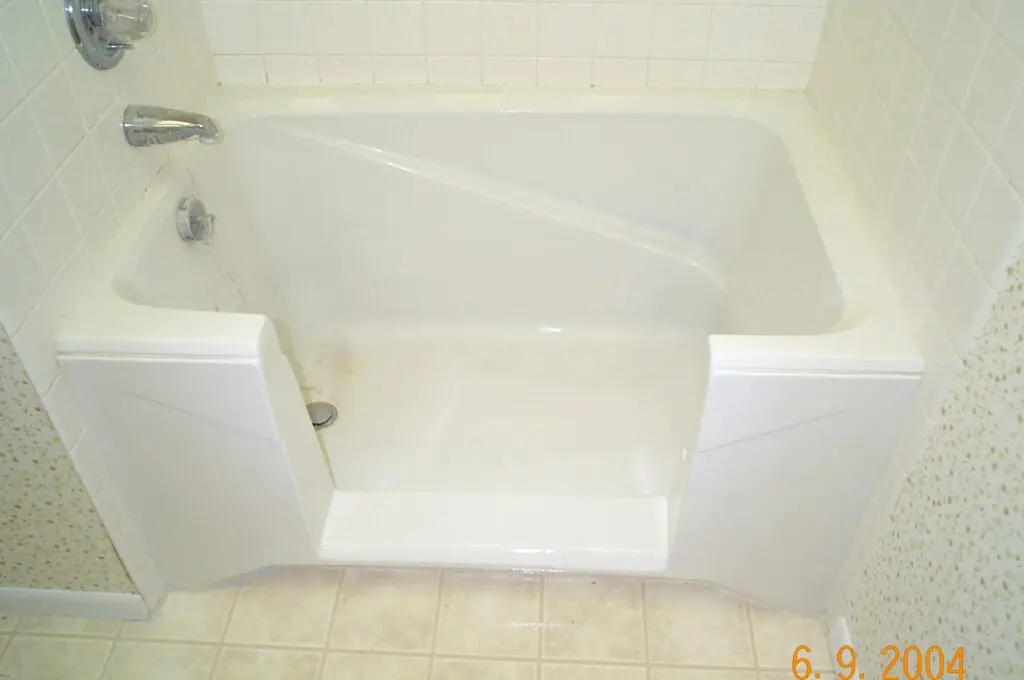 A square bathtub with an entry way