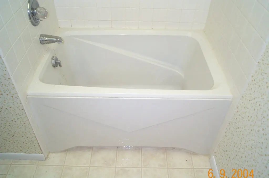 A white bathtub with an entry way